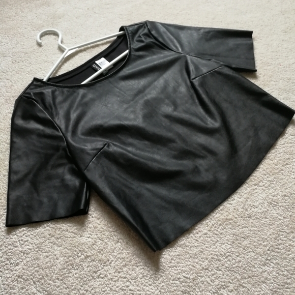 Divided faux leather (pleather) cropped top - Picture 2 of 3